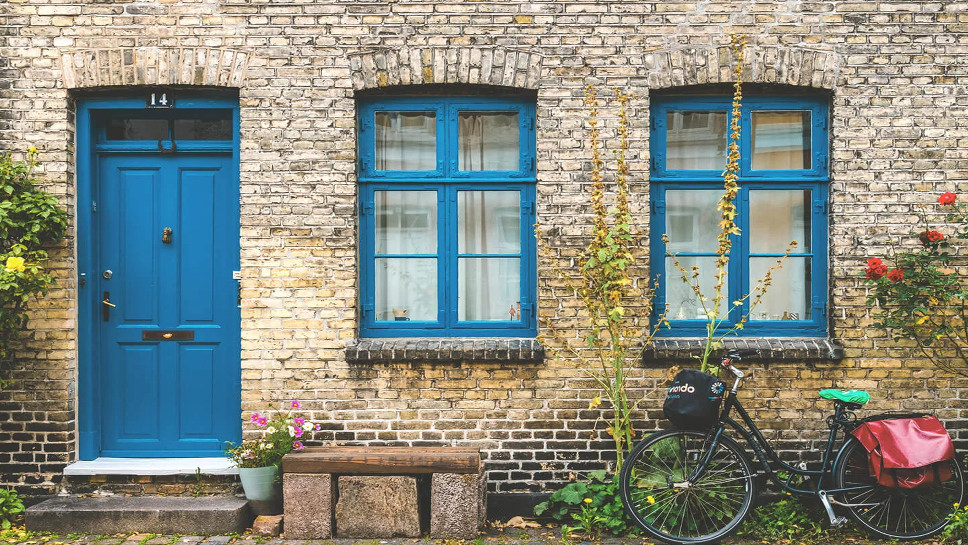 Englisches Haus mit blauen Türen und Fenstern